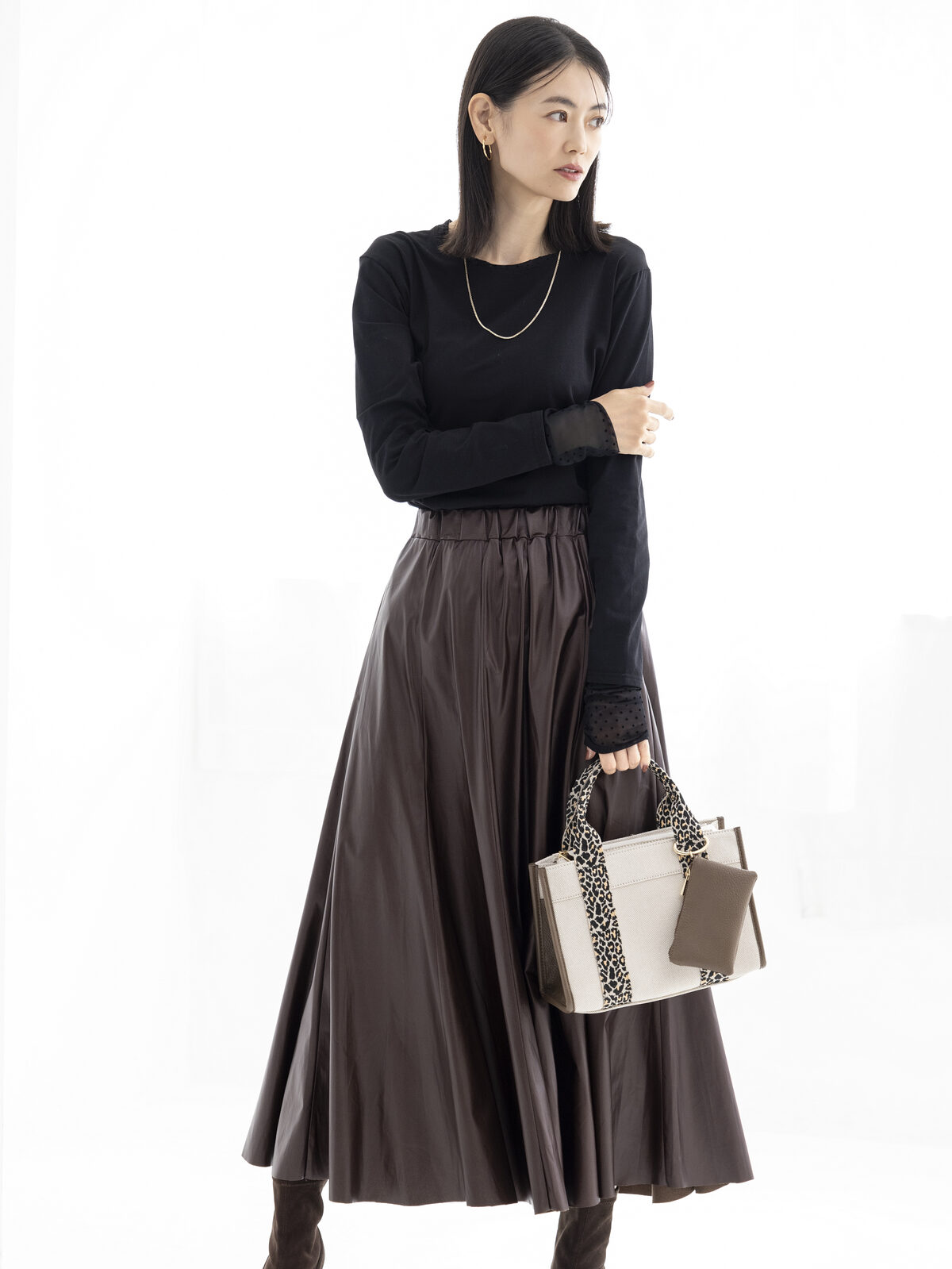 LOOK 02 秋色で、 ぐっと女性らしく。