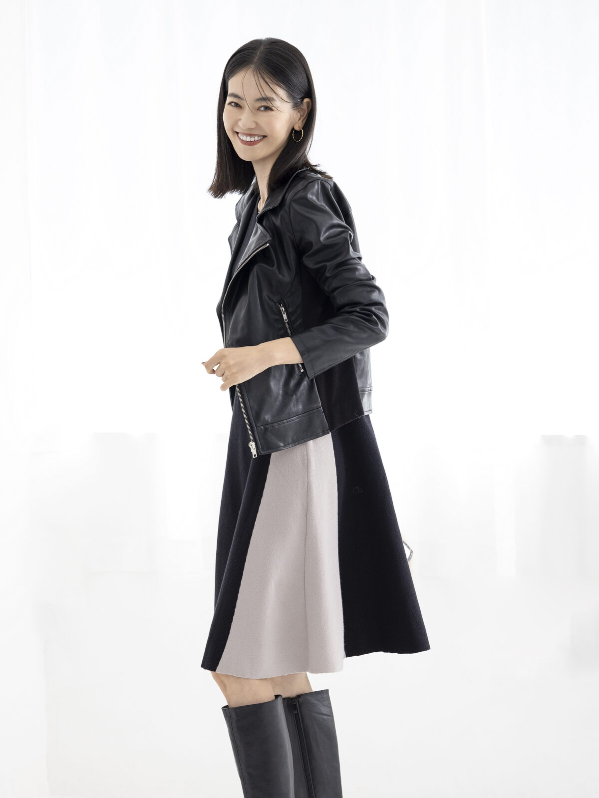LOOK 04 ワンピースの日は、 少しカッコよく。