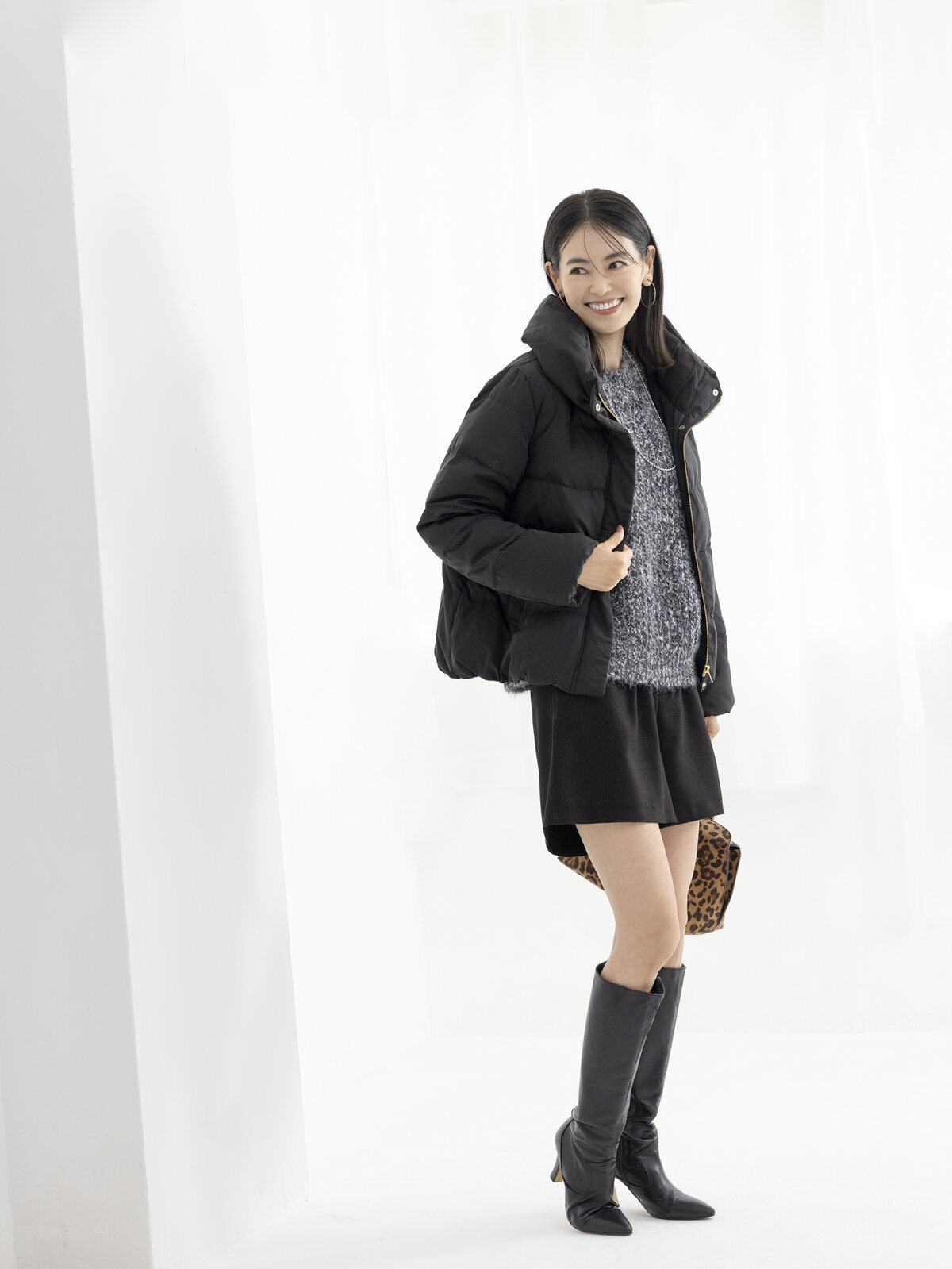 LOOK 04 軽やかに羽織れる、冬のダウン。