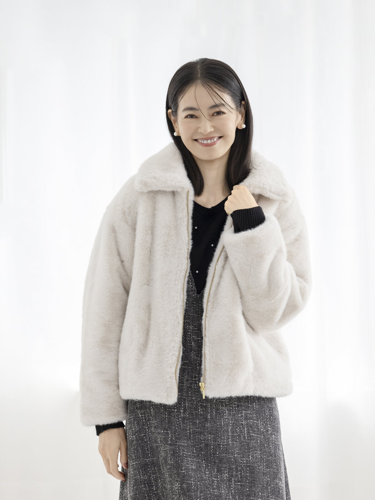 LOOK 06 羽織るだけで、冬の装いが華やぐ。